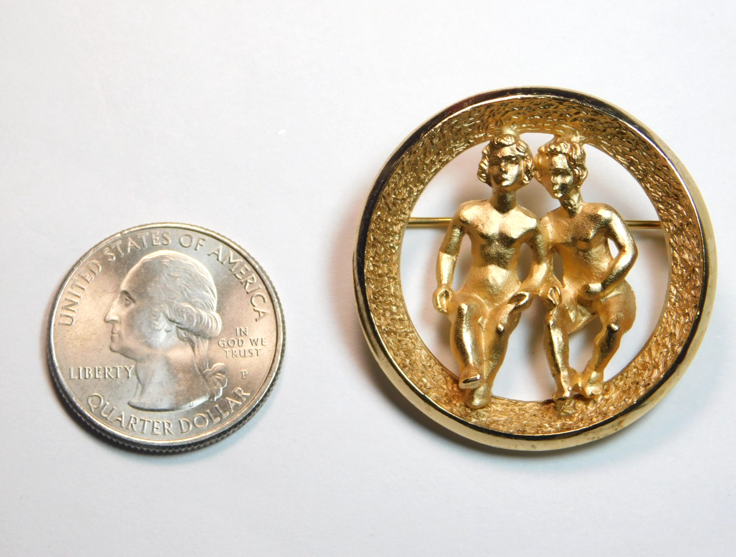 VINTAGE CROWN TRIFARI ZODIAC GEMINI GOLD TONE BROOCH MAY 21 – JUNE 20 ✨