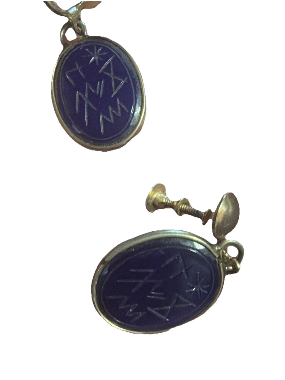 Stunning Vintage Gold Tone Dark Blue Scarab Oval Hinged Screw Back Earrings