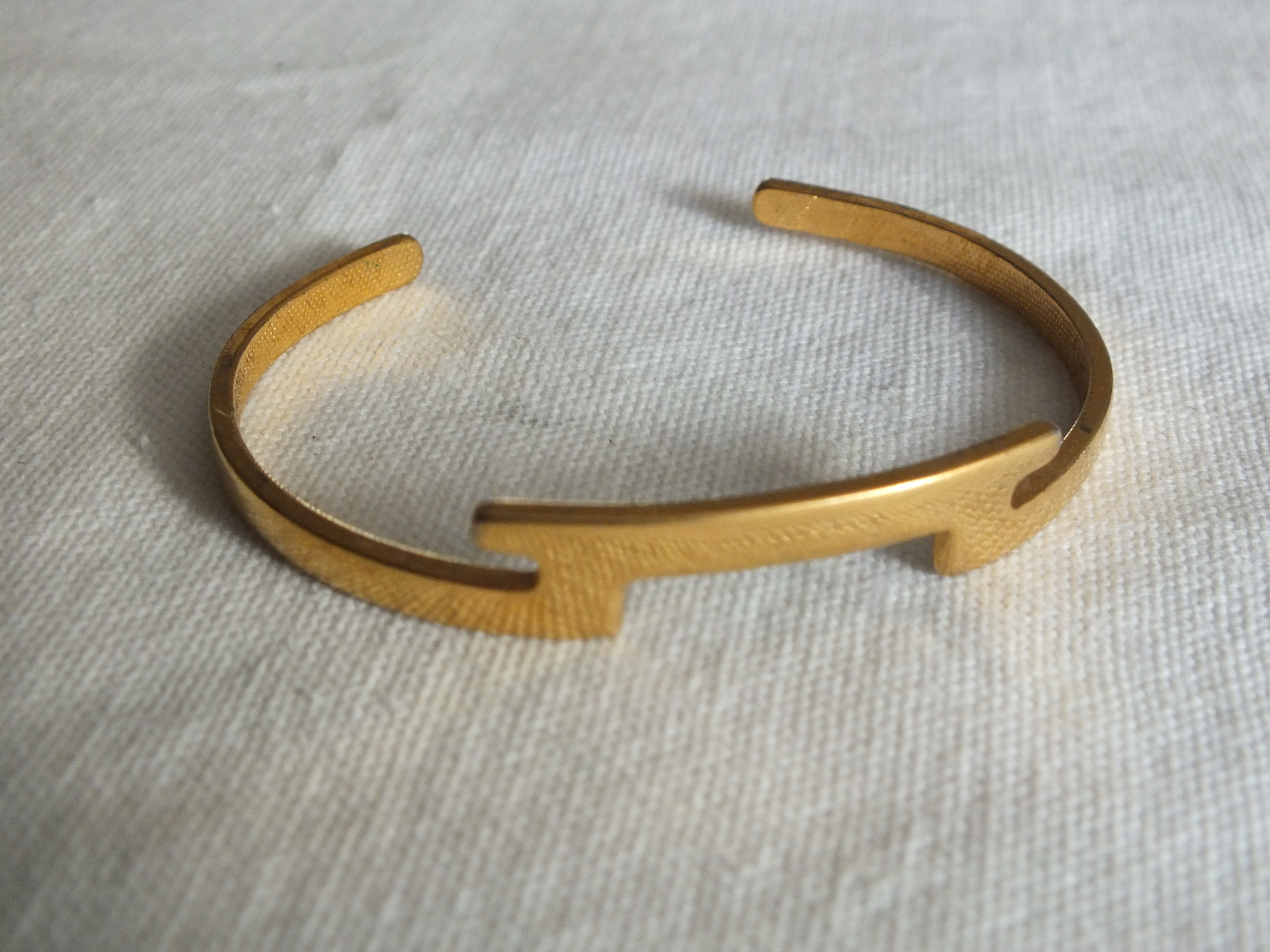 Beautiful Cuff Bracelet Gold Tone Signed AVON 3/8″ Wide x 2 3/8 Across NICE