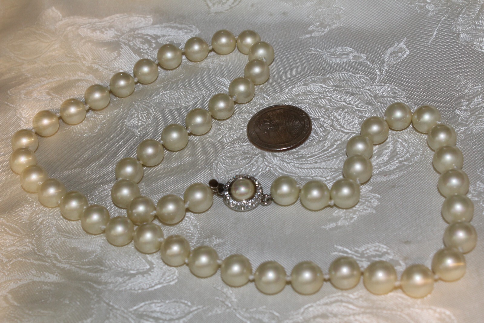 VTG WHITE GLASS KNOTTED FAUX PEARL BEAD 24 INCH NECKLACE NICE PUSH SNAP CLASP