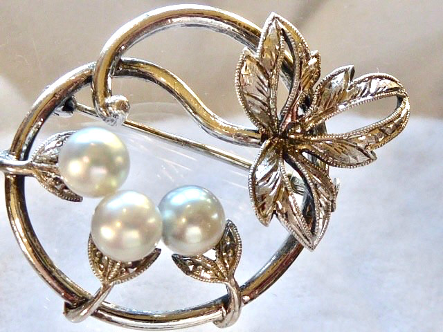 MIKIMOTO SIGNED VINTAGE BRIGHT CLEAN (3) 6 MM CULTURED AKOYA PEARLS STERLING PIN