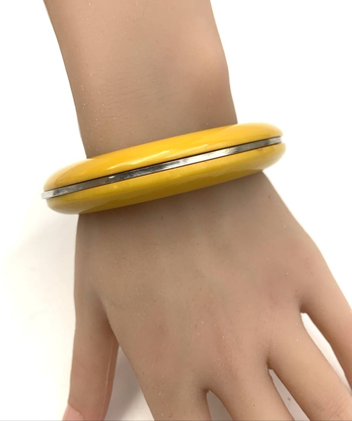 VTG 15.6 mm Wide BAKELITE 8″ Round Bangle Bracelet Mustard Yellow Metal Accent