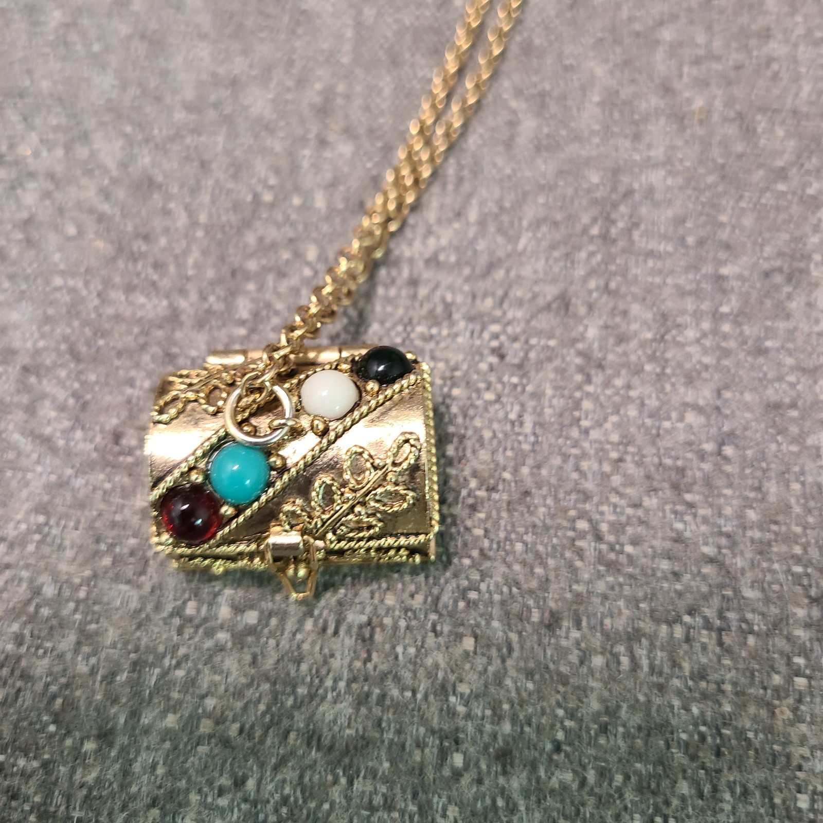 Vintage 1974 Signed Avon Queens Ranson Pill Box/Stash Necklace