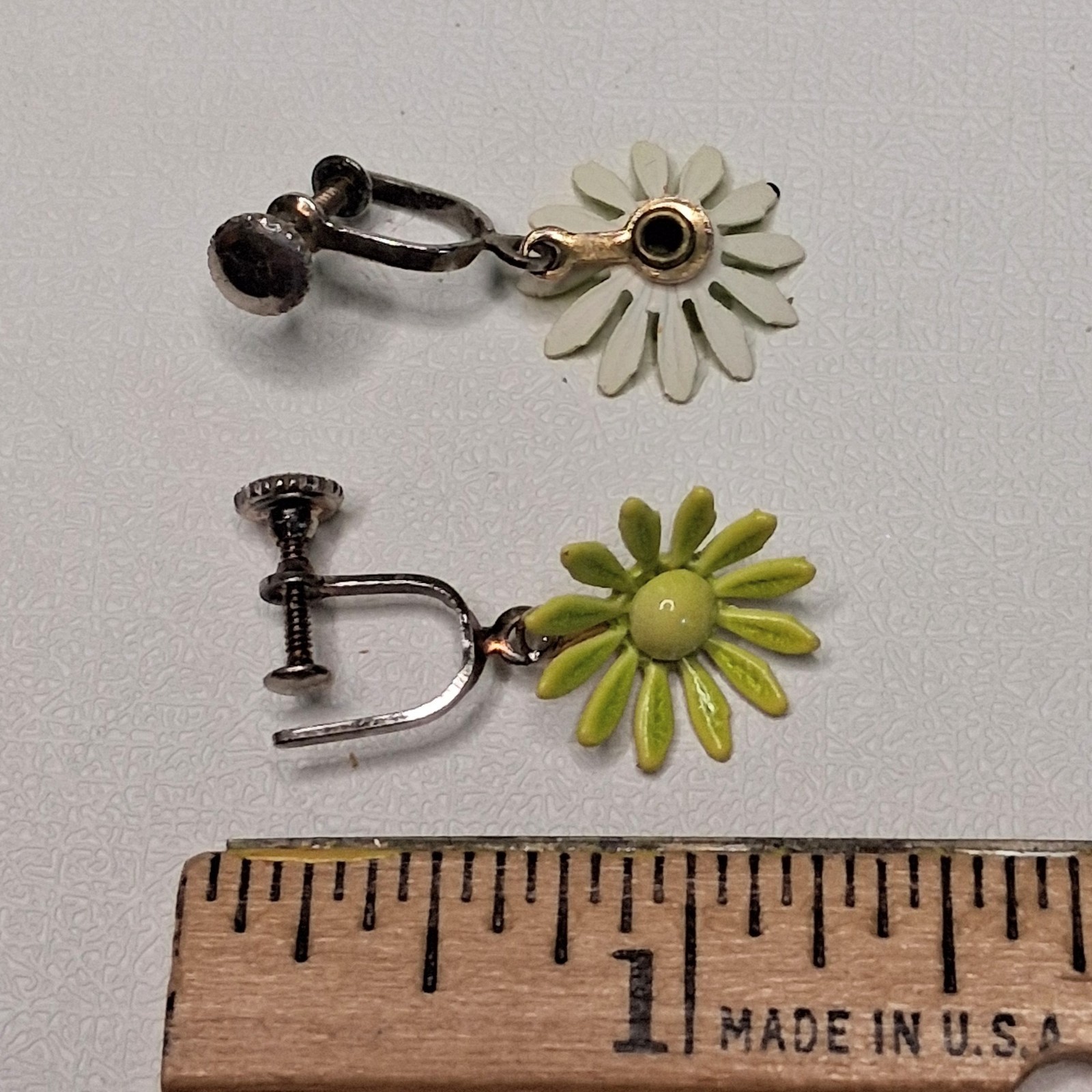 Lime Green Enamel Daisy Earrings Screw Back Mod Flower Power Retro Vintage 1960s