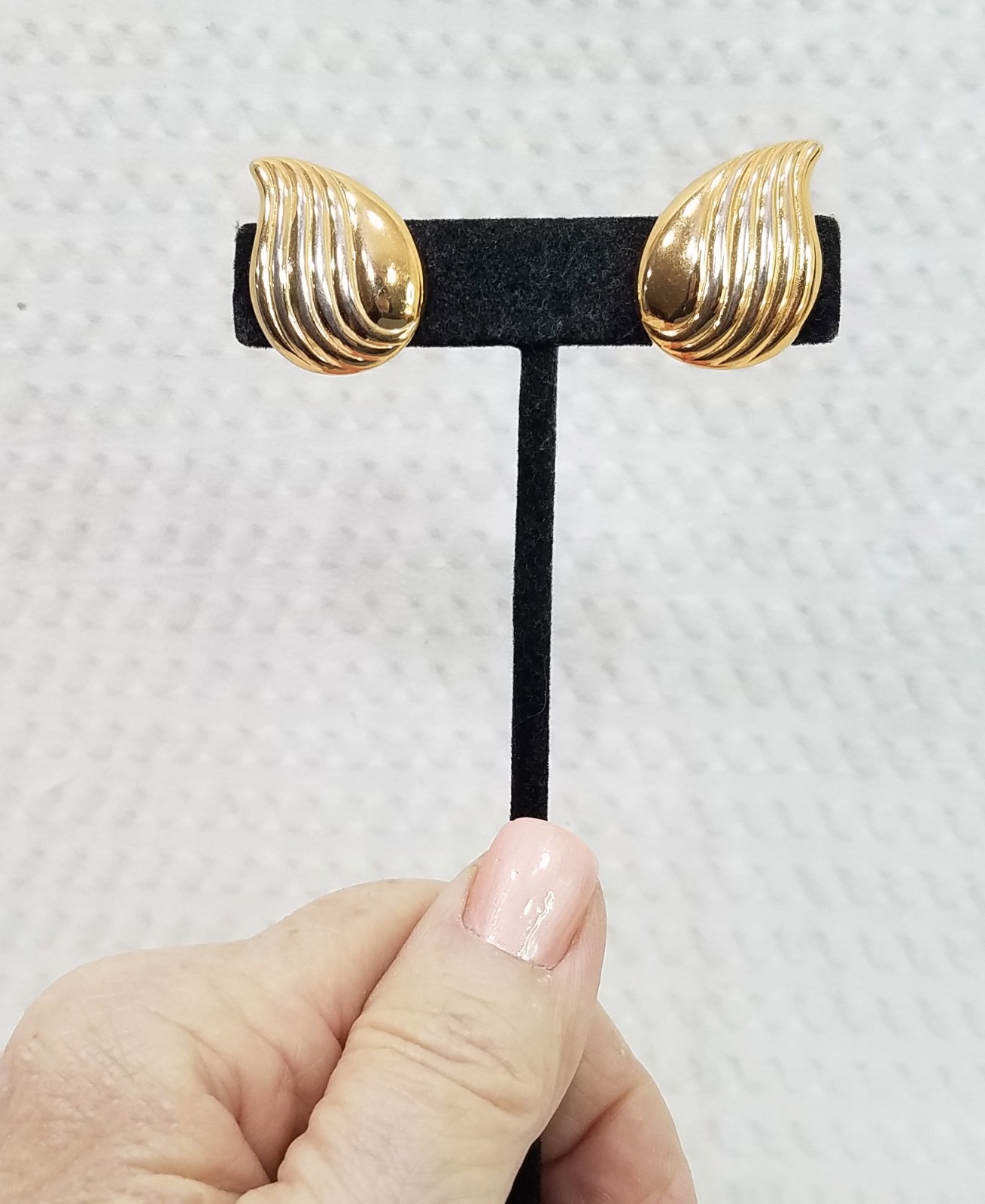 Vintage Signed Napier Earrings – Fluted Gold Tone Leaf-Shaped Adjustable Clip On