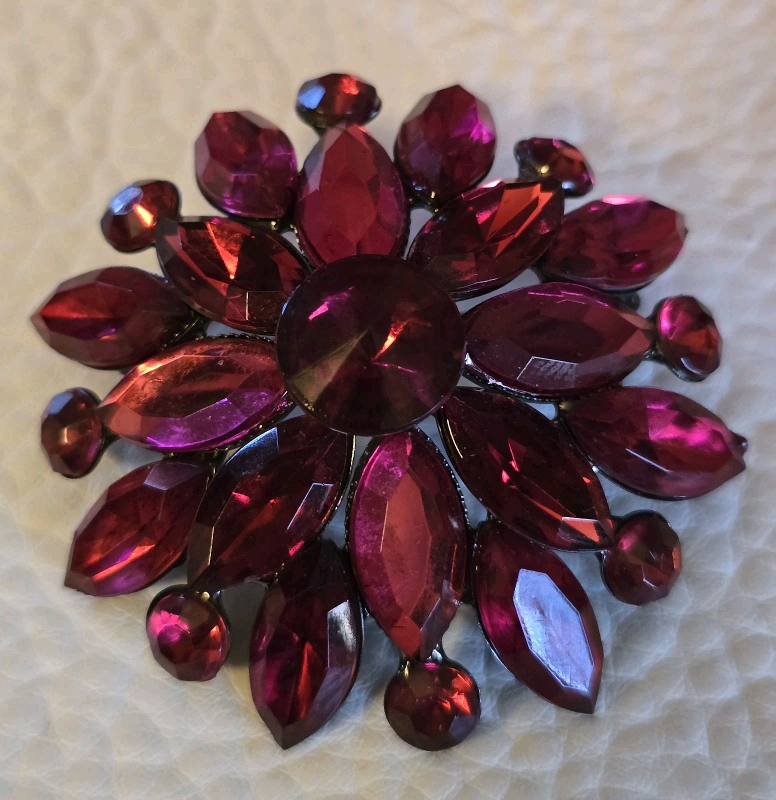 RUNWAY STATEMENT MARQUISE PINK PURLE LUCITE BROOCH-NWOT☆3D☆2″Diam☆GUNMETAL☆WOW
