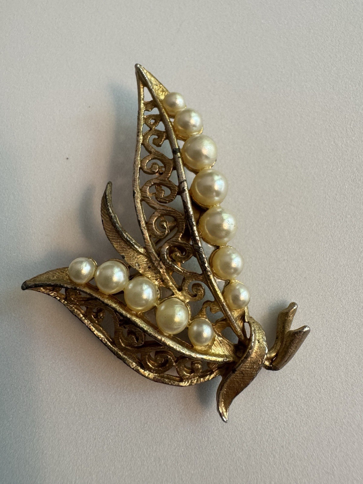 Vtg Unsigned Gold Tone Faux Pearl Botanical Leaf Spray Pin Brooch Distressed