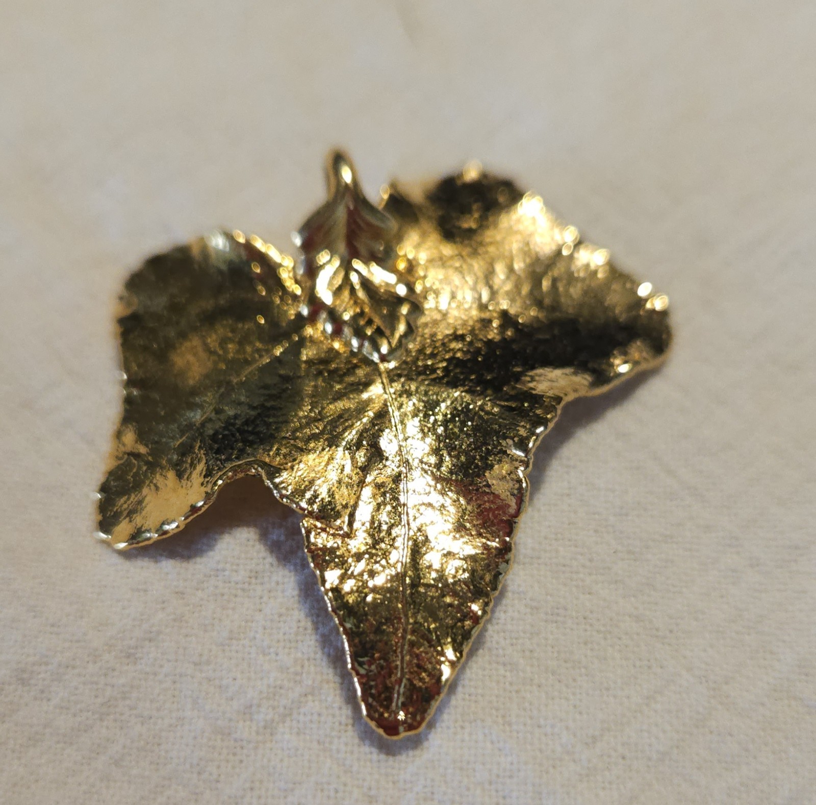 Goldtone Filigree Metal Leaf Pendant Necklace Unsigned Not Marked Vintage