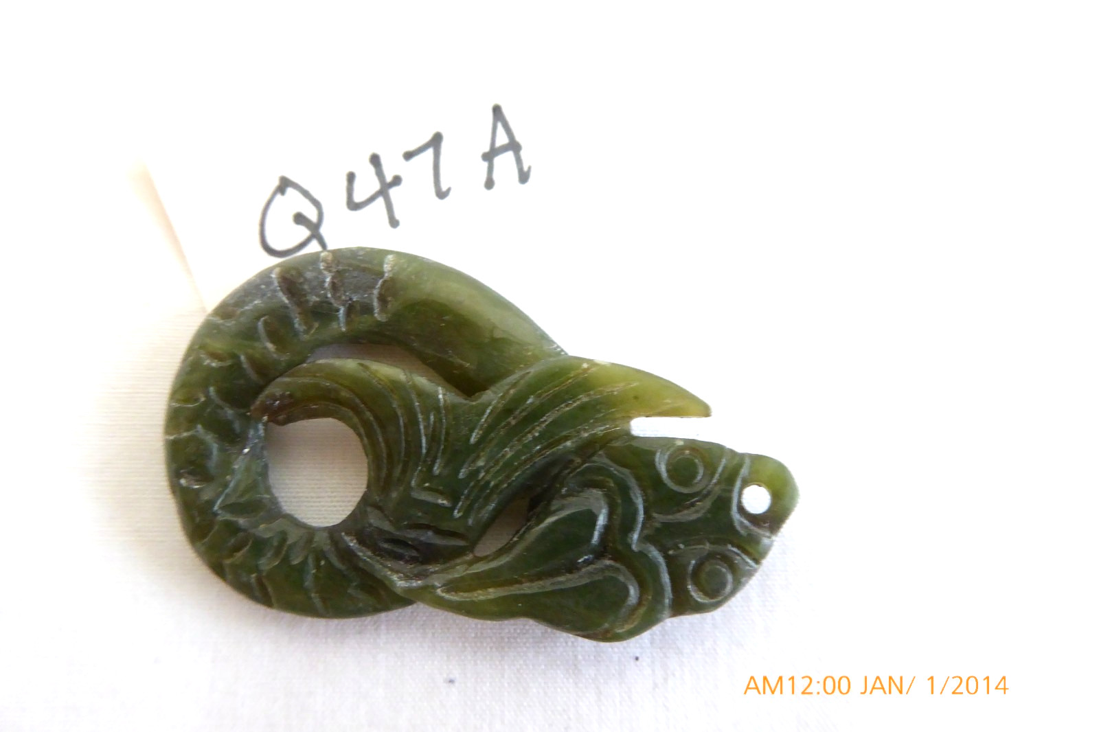 VINTAGE CARVED LUCKY JADE FISH PENDANT