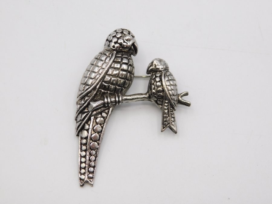 C118-VINTAGE PIN/BROOCH~BIRDS~PARROTS?~SILVER TONE~UNIQUE~1.5″ X 2″