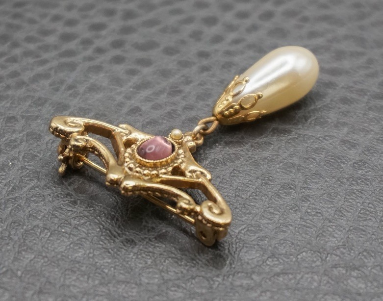1928 Brand Vintage Pin Brooch Faux Pearl Dangle Purple Gripoix Style Cabochon