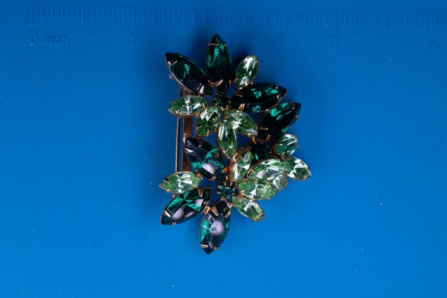 Vintage Floral Cluster Brooch Gold Tone 2.5″ Green Rhinestone Leaf Pin