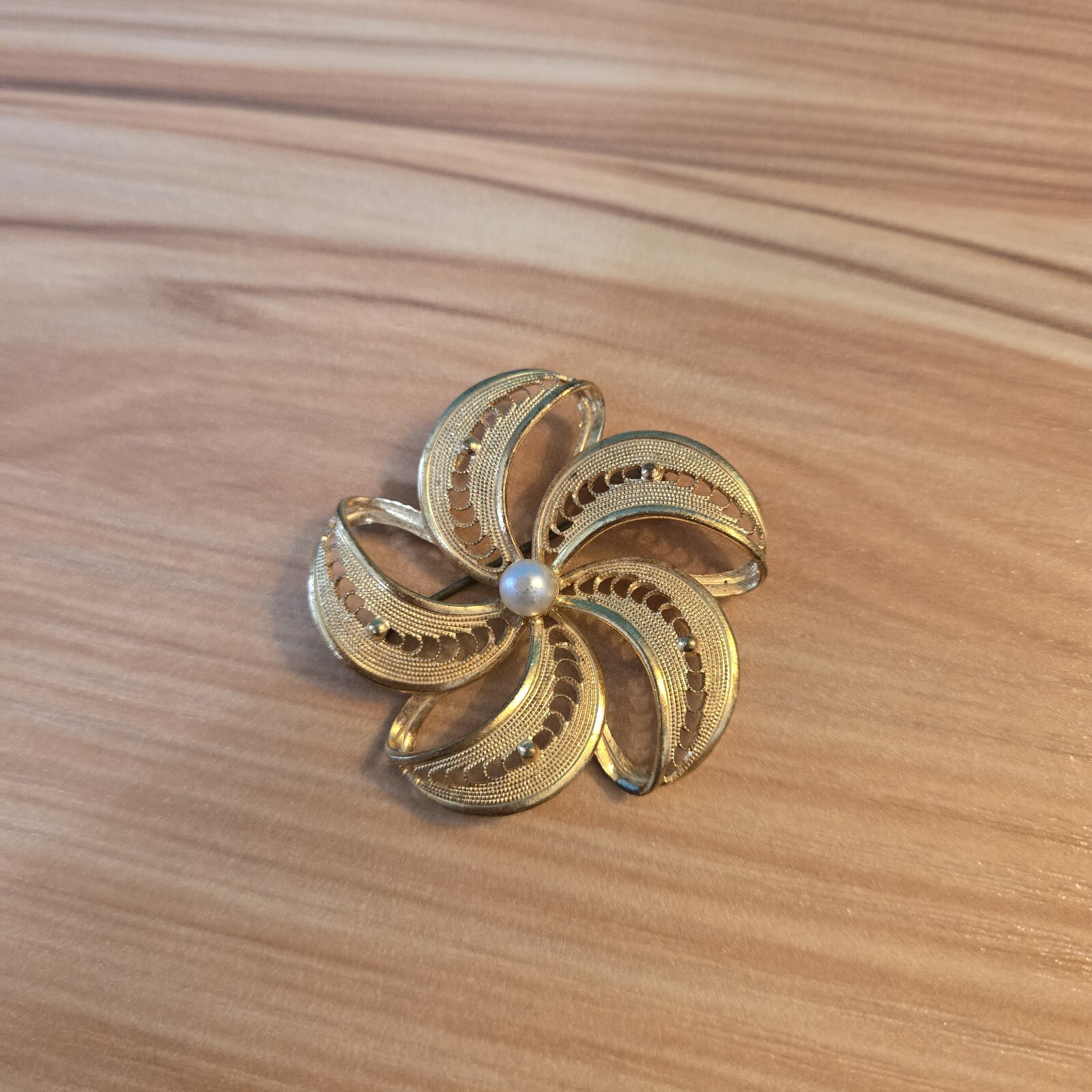 Women’s Vintage Brooch, Gold Color With Pearl Bead, Approximately 2″ Diameter