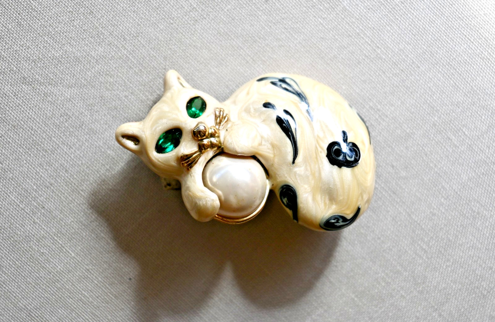 Vintage Cat Enamel Green Rhinestone Eyes Faux Pearl Cabochon Kitten Brooch Kitty