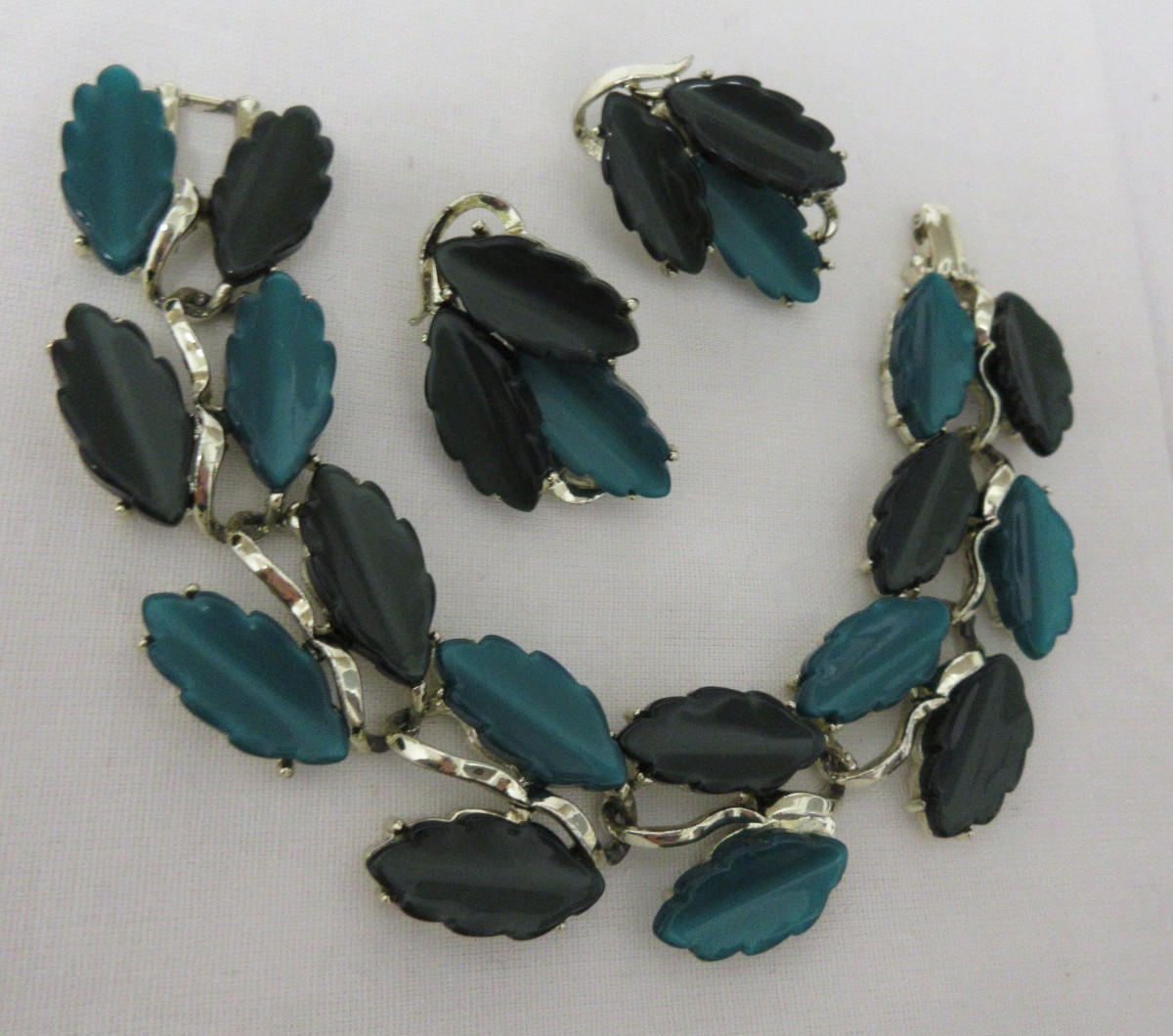 Vintage Gold Tone Light and Dark Green Thermoset Bracelet & Clip-On Earrings