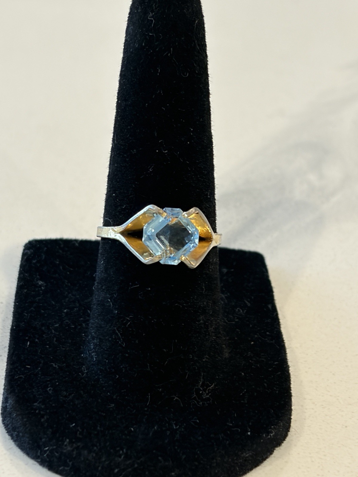 Vintage KARATCLAD 18k HGE Gold Ring size 5.75 Very Pretty Light Blue Stone