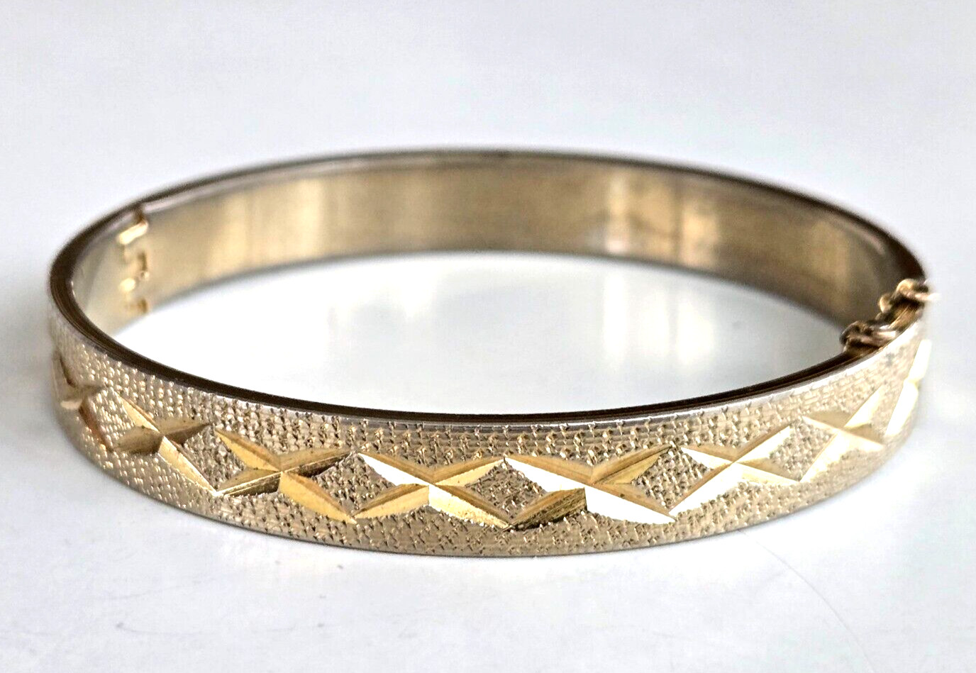 Vintage Diamond Cut Star Gold Tone Hinged Bangle Bracelet 7.25″ w/ Safety Chain