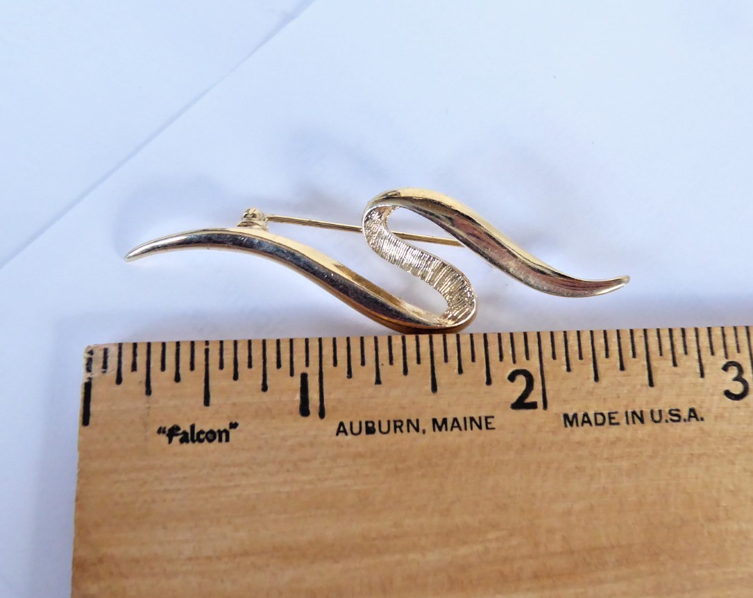 Vintage Gold Tone S RIBBON Brooch Pin Swoosh 2.25″ long Lapel Hat Good Condition