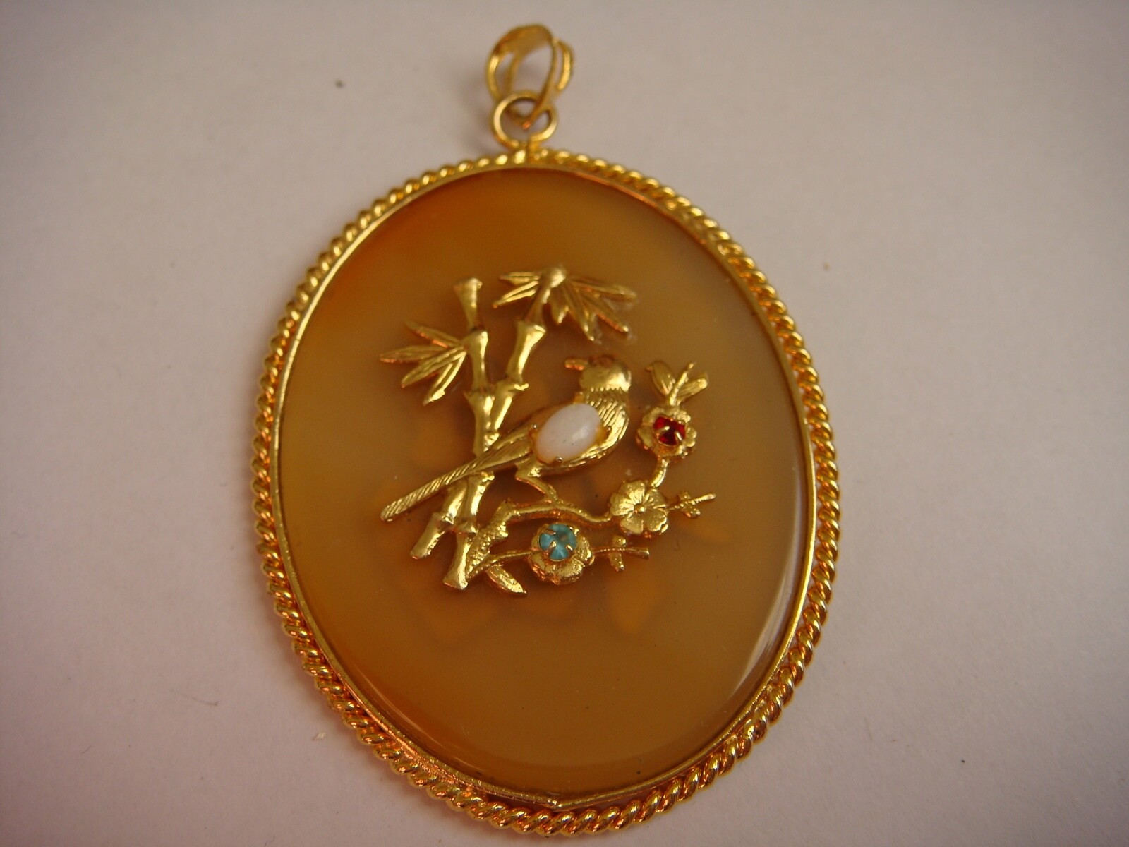 VINTAGE GOLD TONE OVAL CHINESE SYMBOL PENDANT BIRD BAMBOO FAUX OPAL EMERALD RUBY