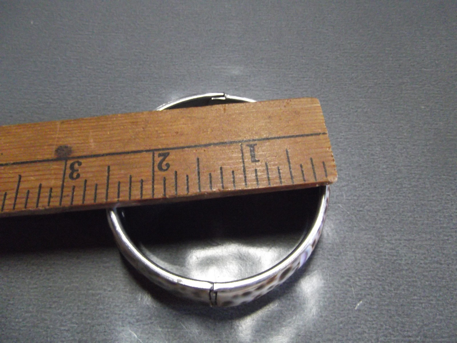Old and Unique Vtg Shell Brass Bangele Bracelet 2.5″in