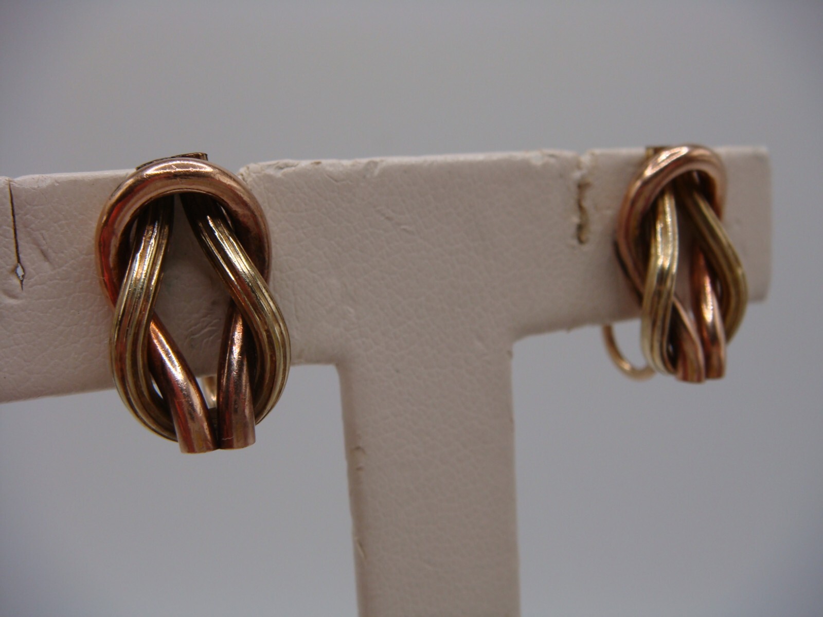 VINTAGE SIGNED CATAMORE 1/20 12K GOLD FILLED DUAL TONE KNOT SCREW BACK EARRING