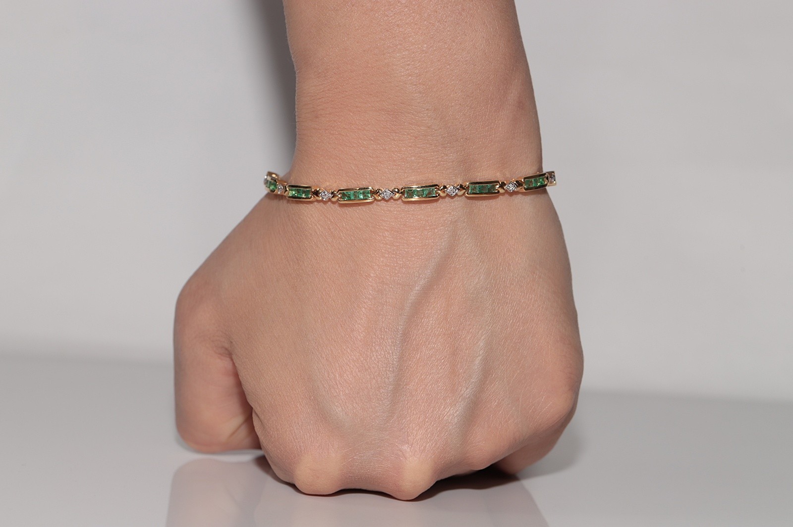 Vintage Circa 1980s 18k Gold Natural Diamond And Caliber Cut Emerald Bracelet