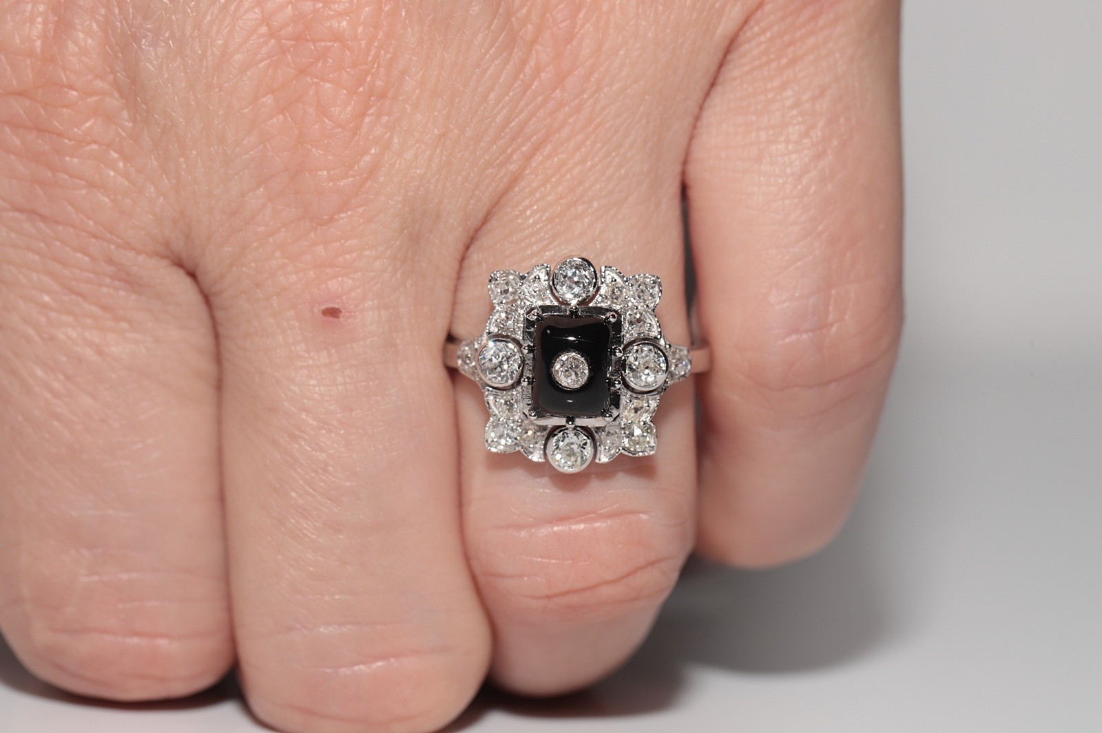 New Made 18k Gold Estate Natural Diamond Onyx Decorated Square Ring