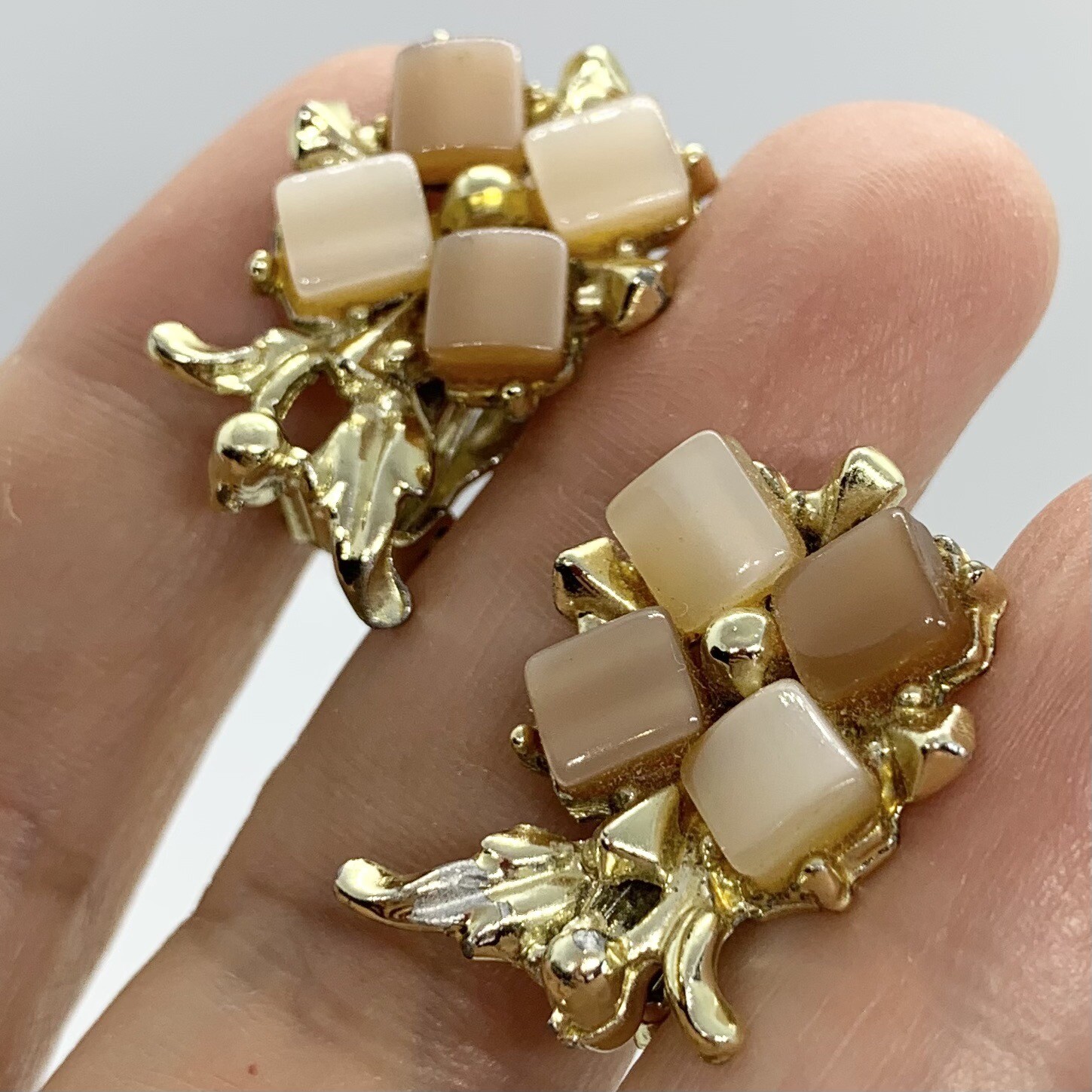 VTG 50s THERMOSET PLASTIC FLOWER PEACH BROWN GOLD EARRINGS CLIP-ON 1”