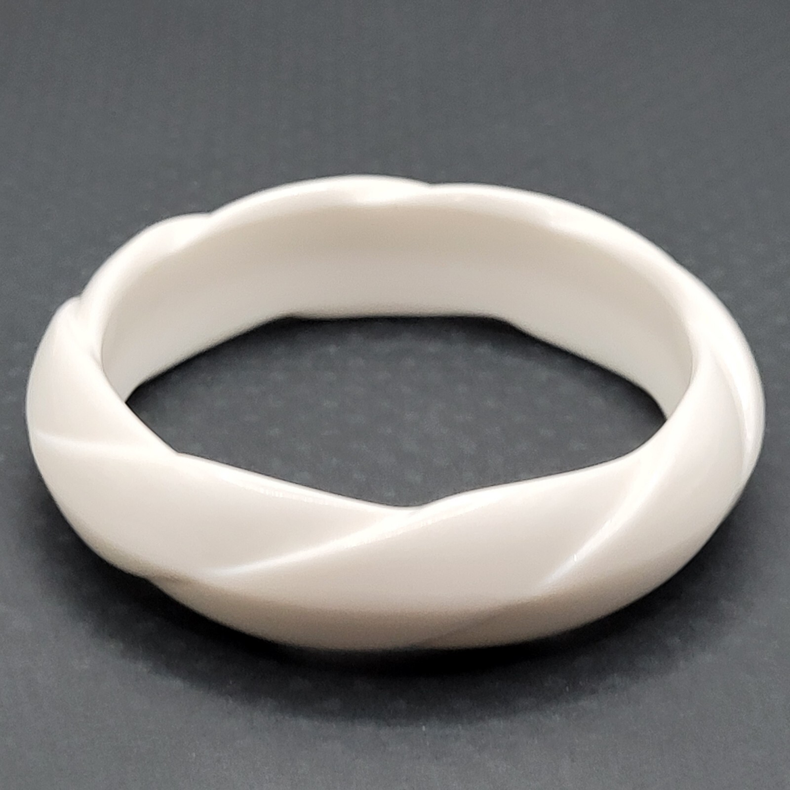 White with Twisted Wrap Design Style Resin Bangle Bracelet Retro Vintage 1980s
