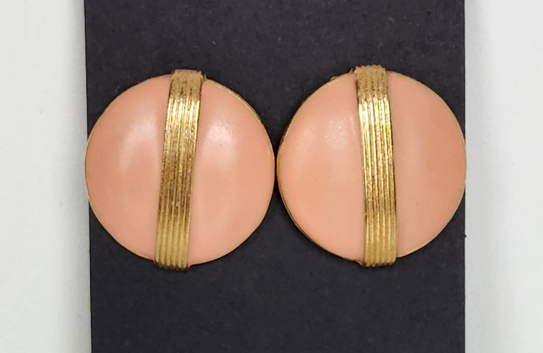 Vintage Salmon Color Round Enamel Earrings w Gold Tone Vertical Grooved Lines 1″