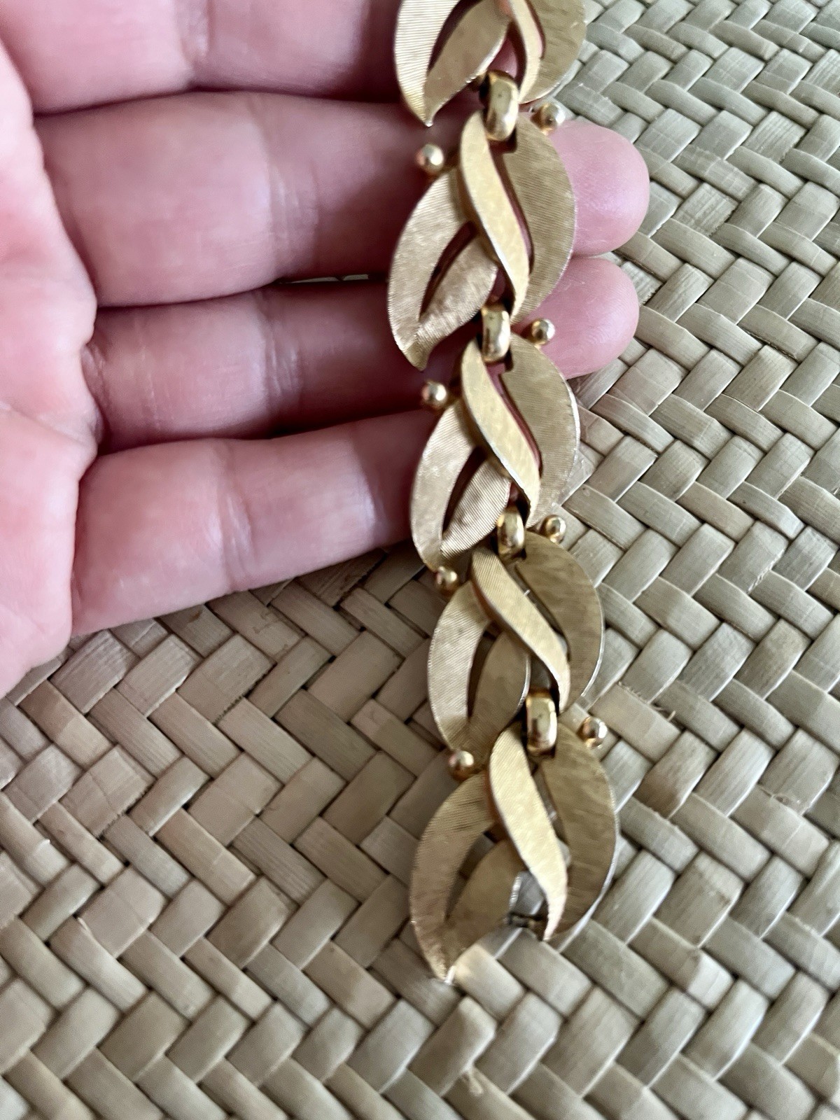 Vintage Trifari Bracelet Gold Tone Leaf Link 7.25 In