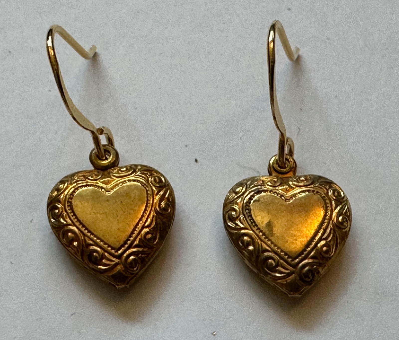 VINTAGE JEWELRY SET HEART PUFF HEART EARRING 1/2 OF 1″ & PENDANT NECKLACE 18″ GP