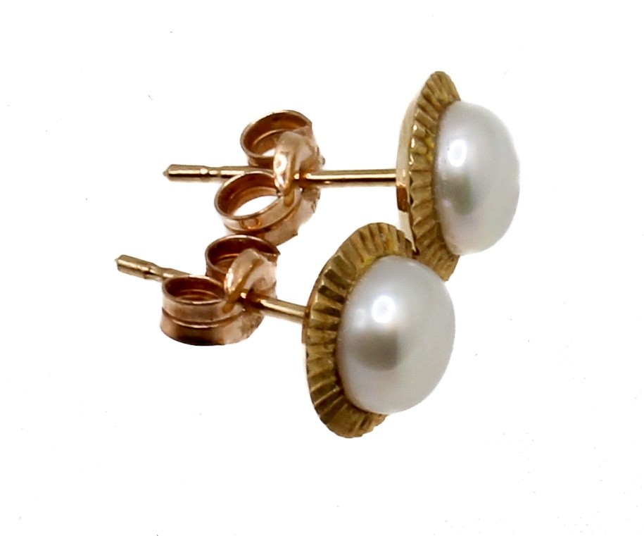 Vintage 10K Yellow Gold Ribbed Bezel Pearl Stud Earrings 8.4mm 0.9g