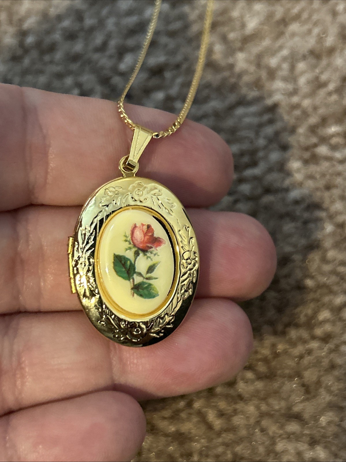 OVAL FLORAL 24″ CHAIN GOLD TONE PENDANT /Locket NECKLACE