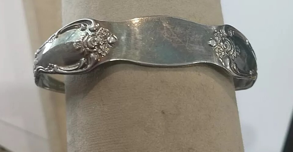 VINTAGE WM.A. ROGERS ONEIDA LTD SILVERPLATED FLORAL SPOON CUFF BRACELET 5″