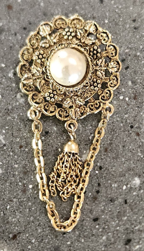 Vtg 4.25″ Gold Tone Brooch Pin Pendant With Chain Rope and Tassel Faux Pearl