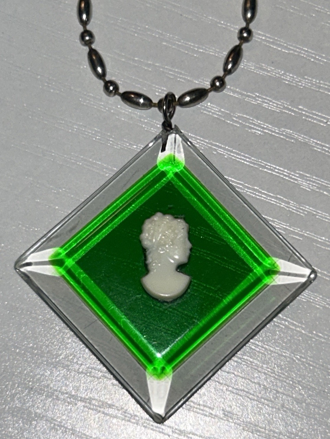Green Lucite Geometric Cameo Pendant Necklace 24” Mod Art Statement Vintage 80’s