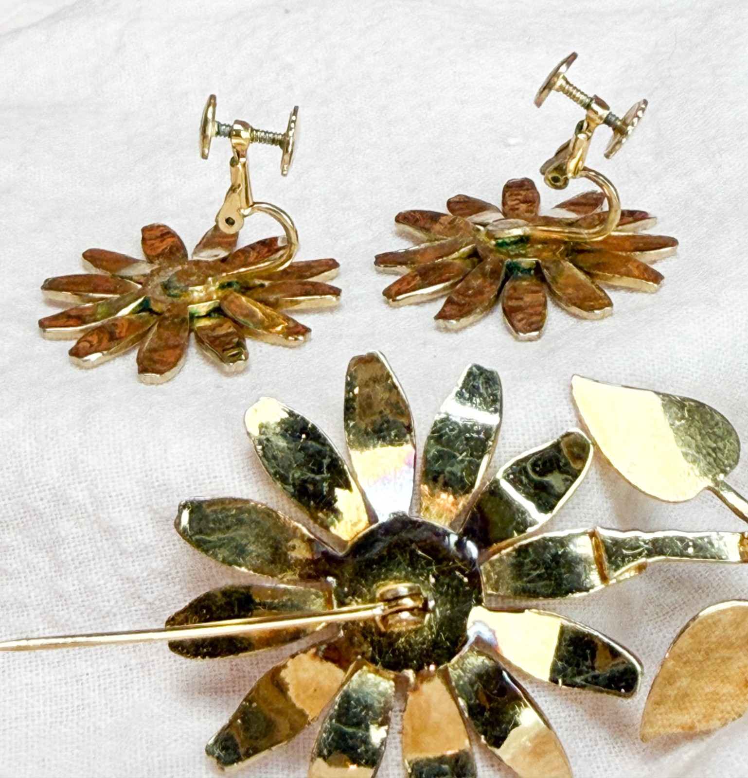 Vintage Accessocraft Gold Tone DAISY Brooch and Adjustable Clip-On Earrings Set