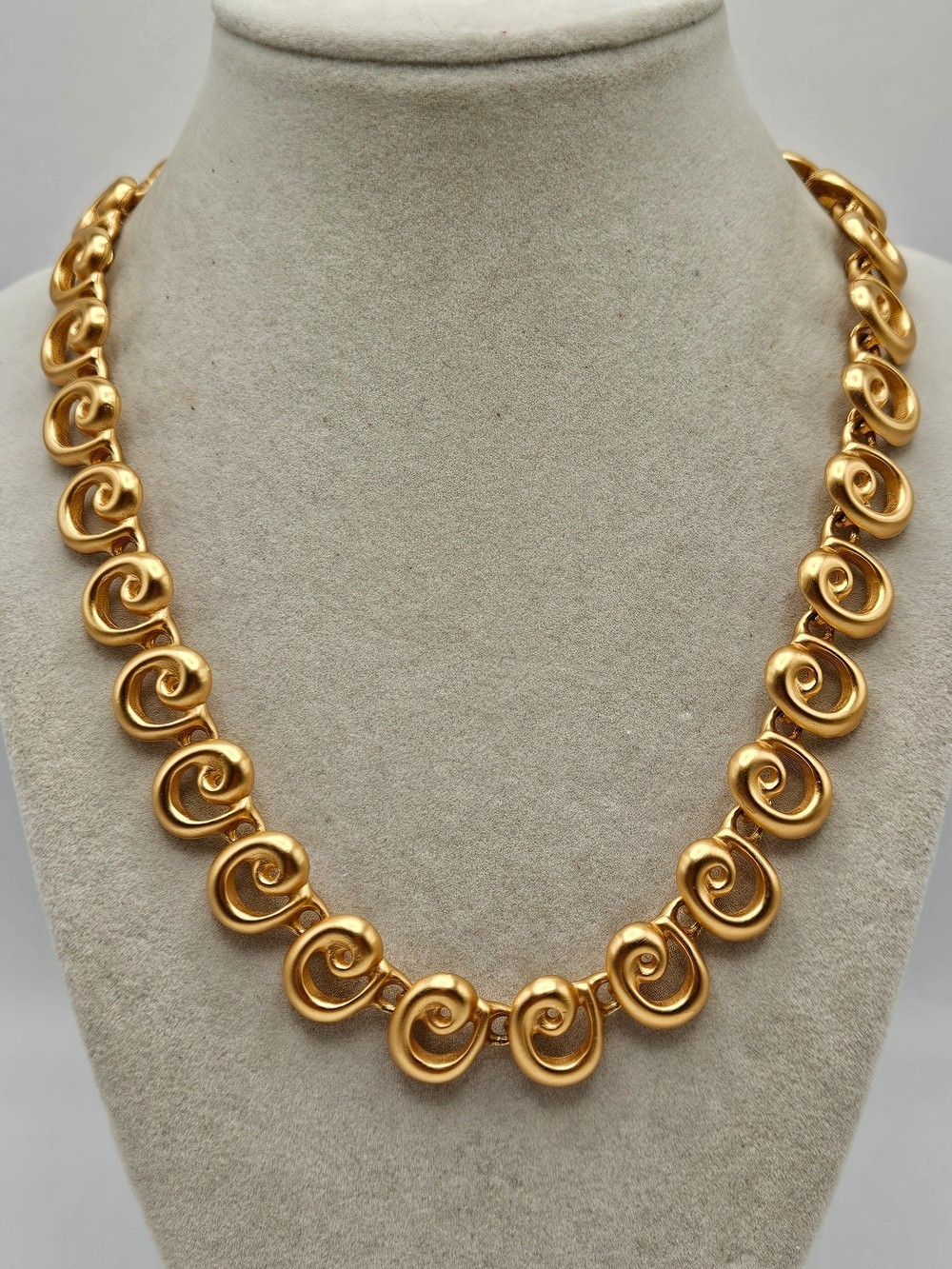 VINTAGE Anne Klein AK Matte Gold Tone Swirl Articulated Link Chain Necklace