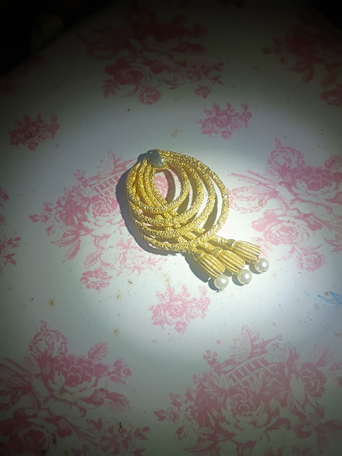 Rare Vintage Ivory and Gold Mesh Western Brooch With Faux Pearls. Circa 1940’s