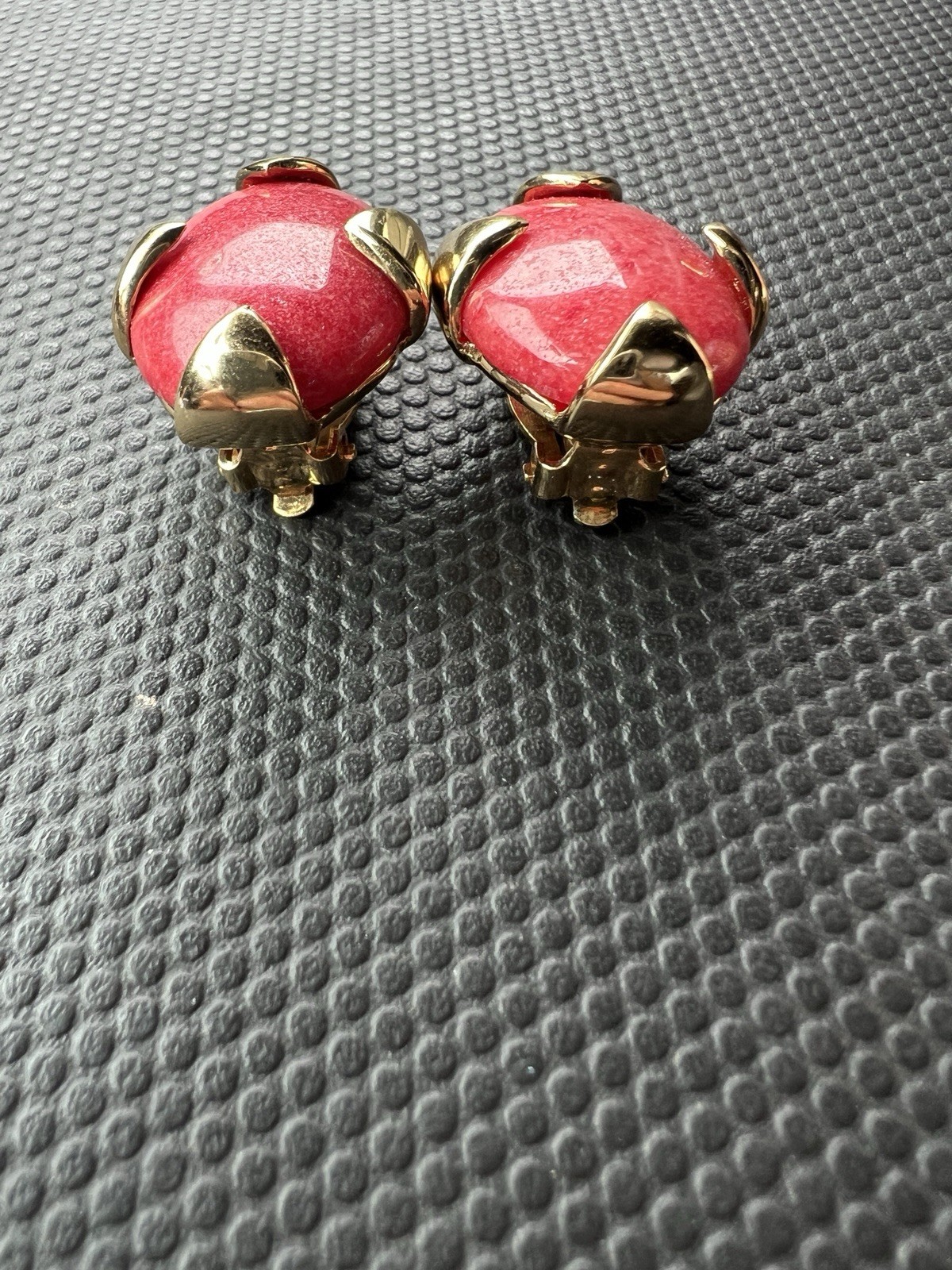 VTG Gold Tone CINER Oval Dome Cabochon Clip On Earrings Faux CORAL Glass Signed