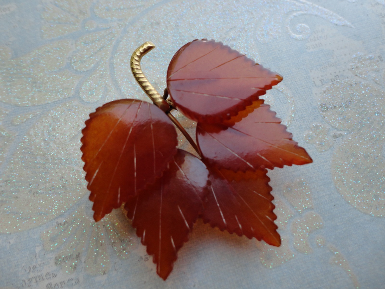 VTG ESTATE CARVED HONEY-COLORED RUSSIAN SOVIET BALTIC AMBER FIVE LEAF BROOCH PIN
