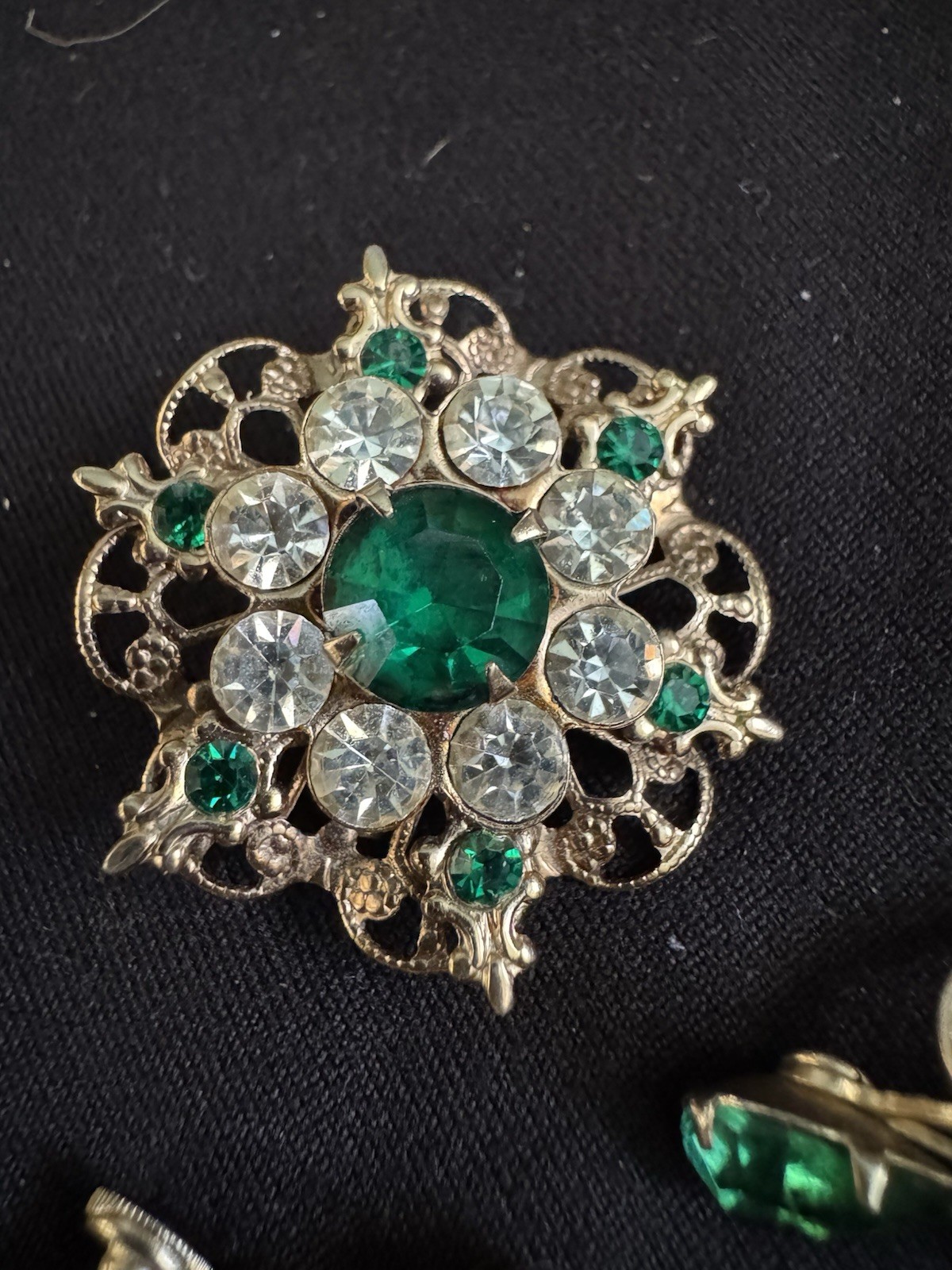 Vintage Gold Tone And Green Rhinestones Brooch And Screw Back Earrings Set