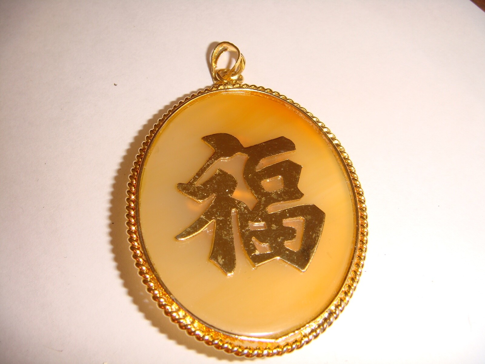 VINTAGE GOLD TONE OVAL CHINESE SYMBOL PENDANT BIRD BAMBOO FAUX OPAL EMERALD RUBY