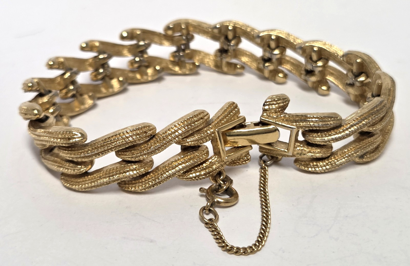 Vtg MONET Textured Wavy Double Row Bracelet 1/2″ w Gold Tone Safety Chain 7.25″