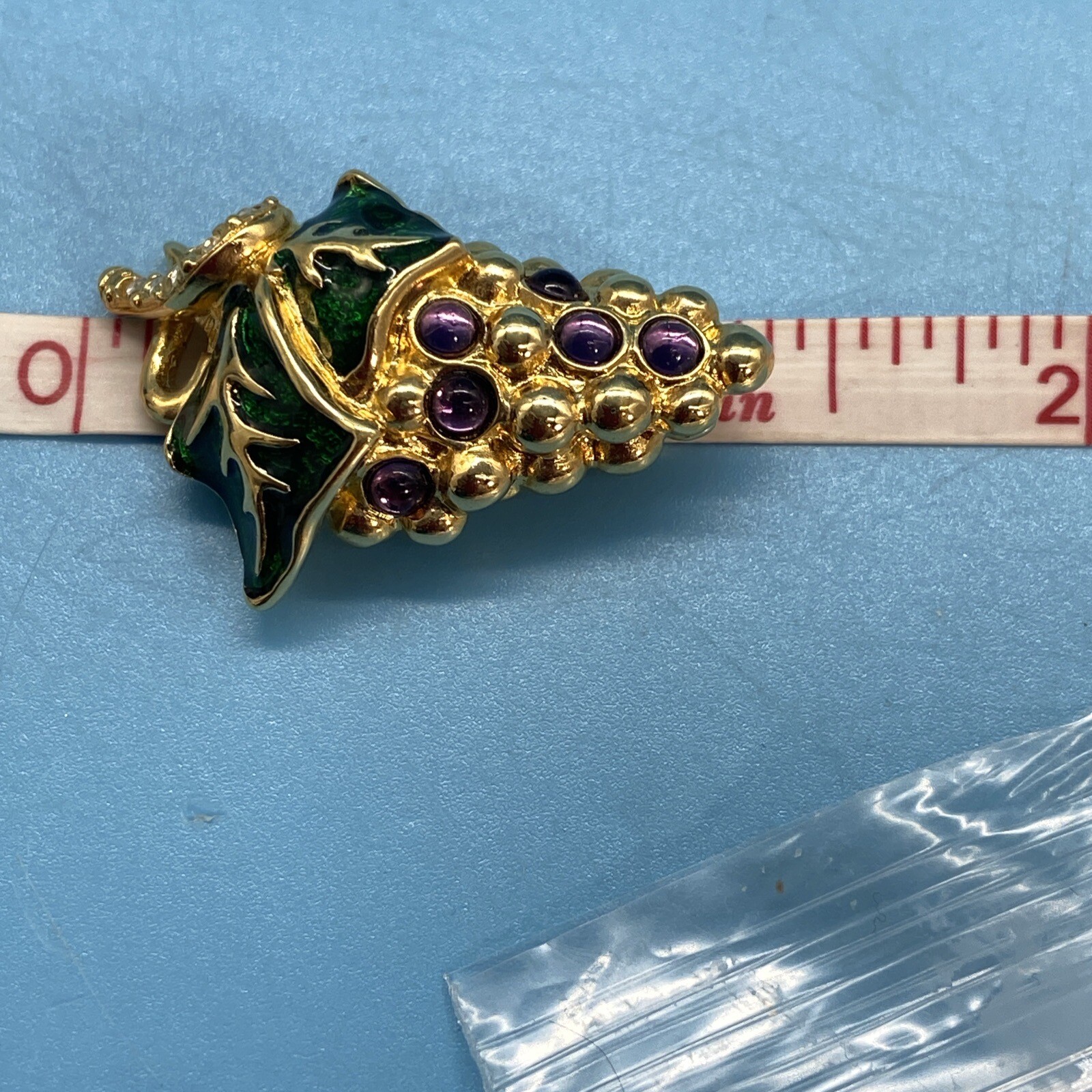 Swarovski – Swan Signed / Grape Brooch Gold-Tone / Cute Bunch of Grapes / VTG PC
