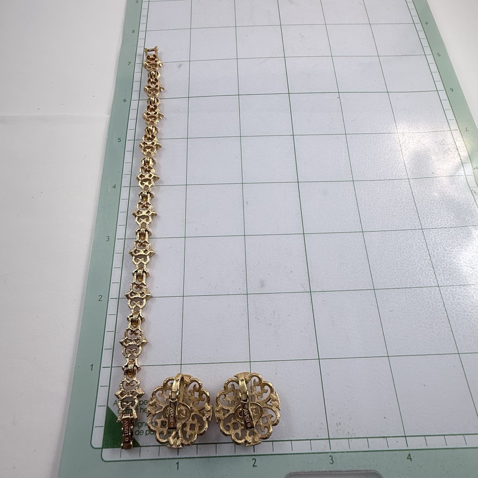 Vintage AVON 1971 Precious Pretenders Clip on Earrings & Bracelet 7.25″