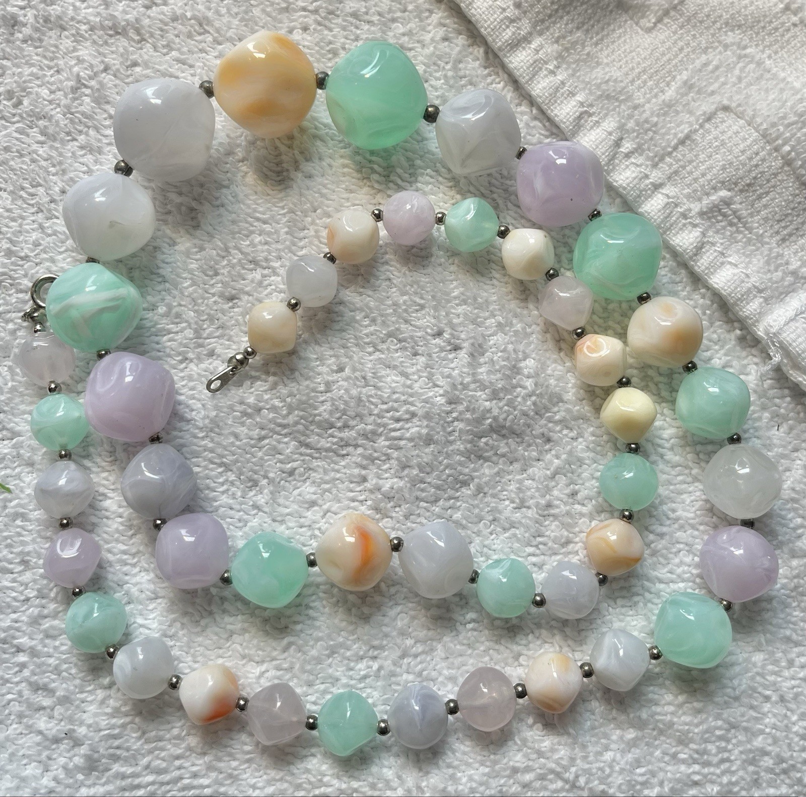 24″ Vintage Lucite Beaded Necklace Chunky Pastel Coral Blue Purple Marbled Beads