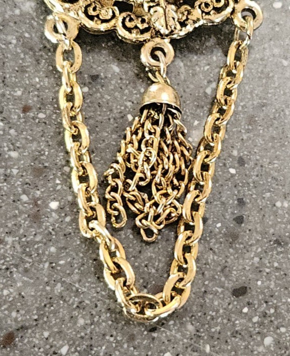 Vtg 4.25″ Gold Tone Brooch Pin Pendant With Chain Rope and Tassel Faux Pearl