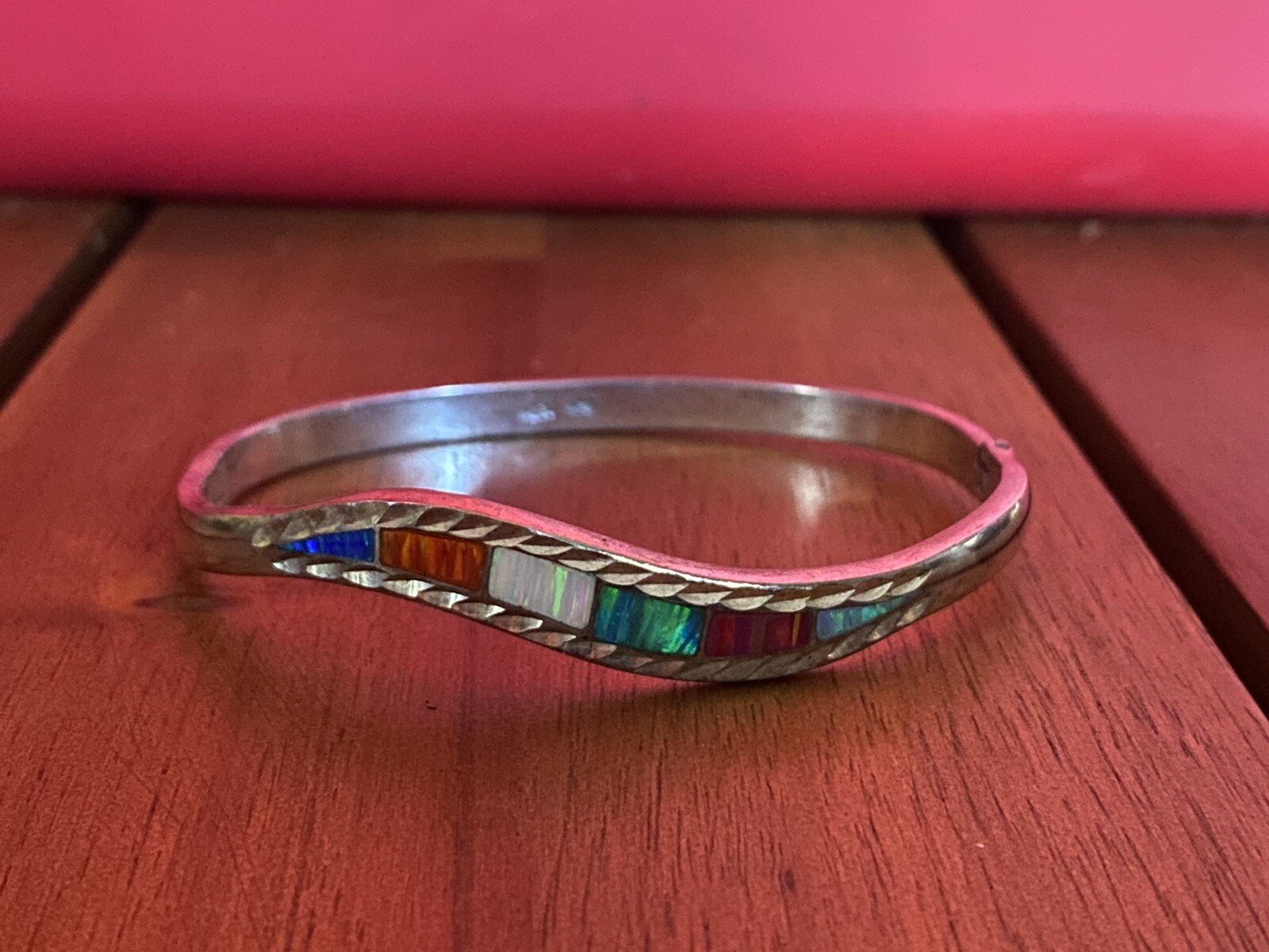 VINTAGE STERLING SILVER OPAL STONES MODERNIST WAVY 7.25IN HINGED BANGLE BRACELET